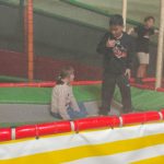 Deux jeunes dans le trampoline