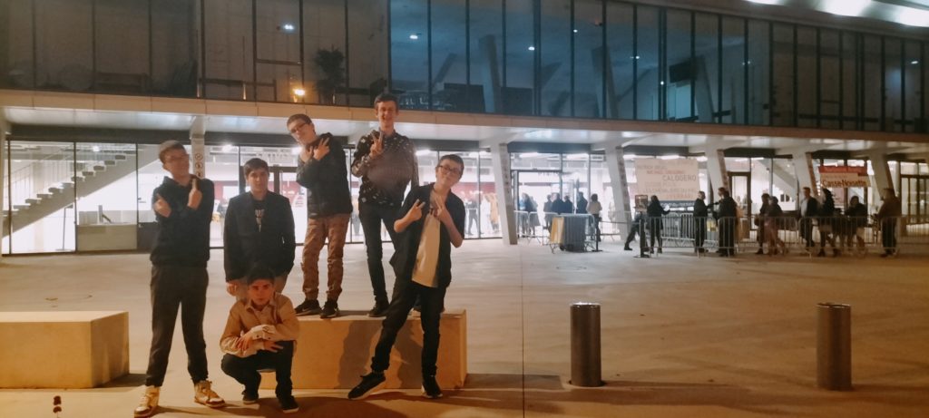 6 jeunes devant l'Arena