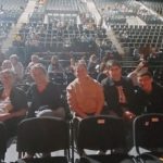 Les jeunes et leurs accompagnants dans l'Arena avant le spectacle