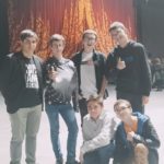 6 jeunes devant la scène avant le début du spectacle