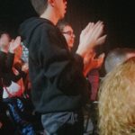 Deux jeunes débout applaudissent