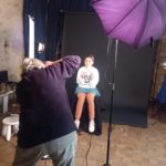 Une jeune fille devant le photographe pour une séance photo