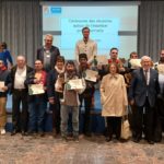 Photo de l'ensemble des lauréats avec le Président de l'APAJH Aude, la directrice de la MDPH, les directions des ESAT, les moniteurs et éducateurs ainsi que les employeurs