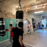 3 jeunes tapent dans des punching ball
