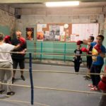 5 jeunes sur le ring avec leur professeur de boxe