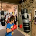 Un jeune tape dans un punching ball