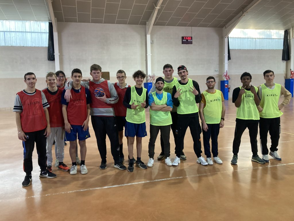 Photo de groupe des sportifs dans le gymnase