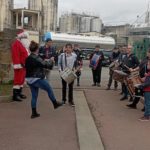 La Batuc'en folie déambule au rythme des instruments. A côté d'eux, le Père-Noël