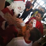 Le Père Noël, les jeunes et les professionnels durant la distribution de cadeaux