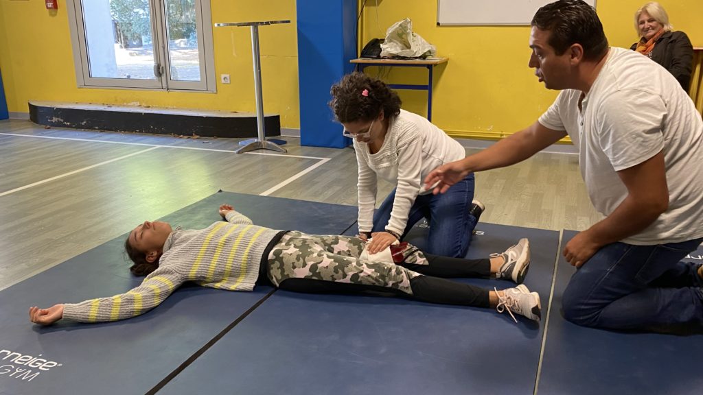 Deux jeunes en plein exercice avec le formateur