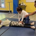 Deux jeunes en plein exercice avec le formateur