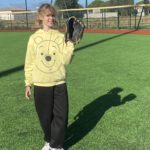 Une jeune fille avec un gant de baseball