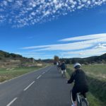 Le groupe à vélo sur la route