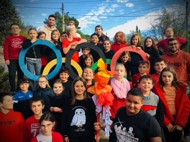 Photo de groupe avec les anneaux olympiques