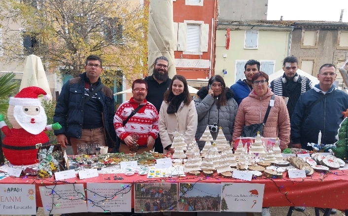 Résidents et professionnels derrière leur stand de vente