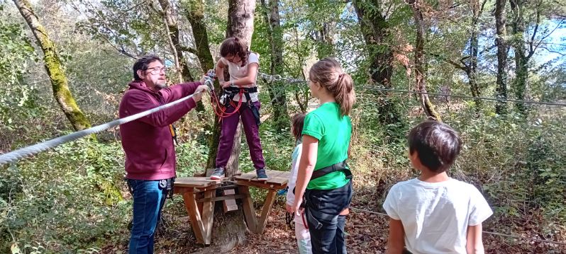 4 jeunes avec le moniteur accrobranche