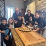 Les enfants et leurs accompagnants en atelier cuisine