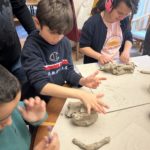 Les jeunes durant l'atelier arts-plastiques