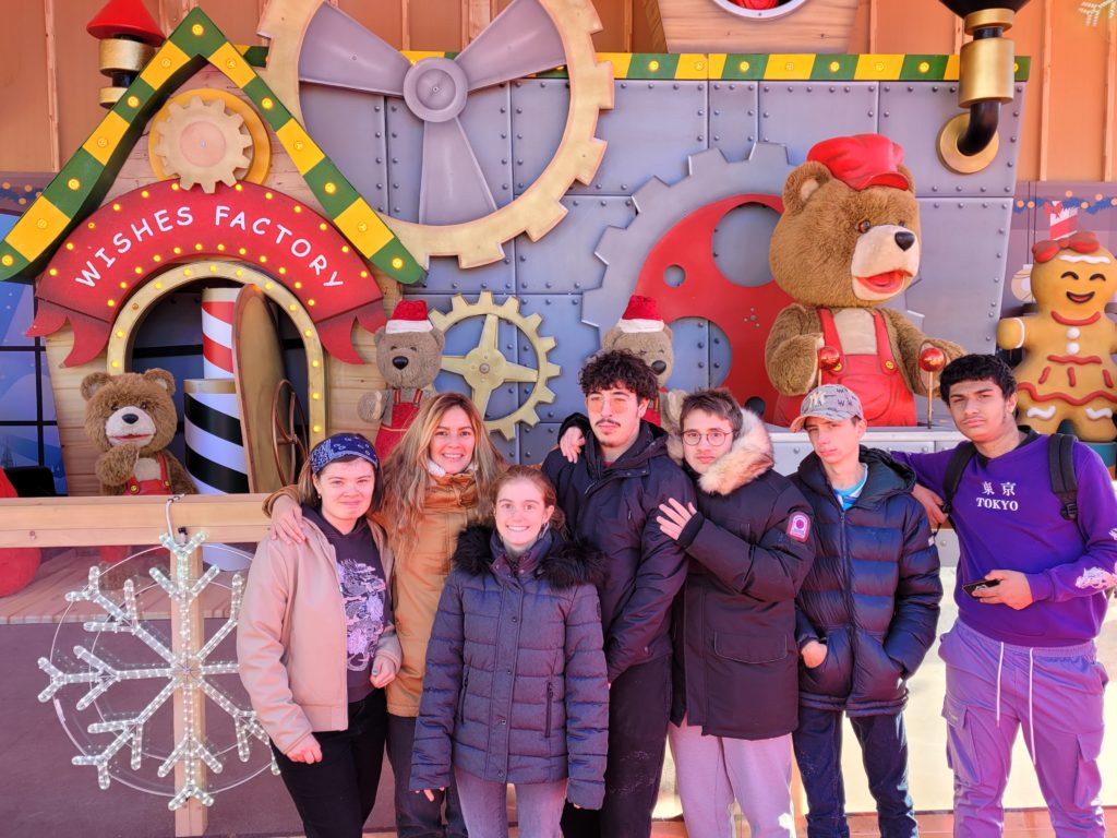 Six jeunes et une accompagnante devant une attraction