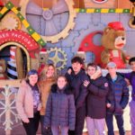 Six jeunes et une accompagnante devant une attraction