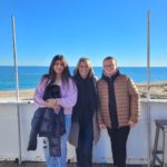 jeunes et leur accompagnante posent devant la mer