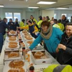 Les équipes autour des tables remplies de galettes