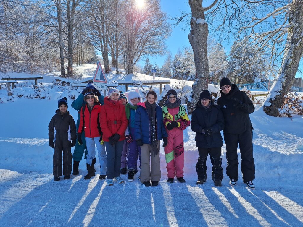 Photo de groupe au soleil et les pieds dans la neige