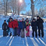 Photo de groupe au soleil et les pieds dans la neige