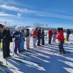 Les jeunes en ligne avec leurs skis