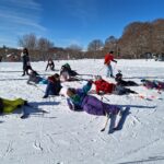 Les jeunes dans la neige avec leurs skis
