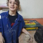 Une jeune fille fait de la poterie