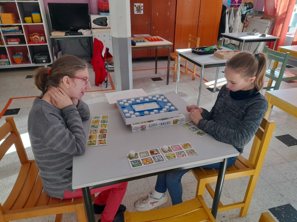 Deux jeunes filles font un jeu de société