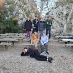 Six jeunes et leur accompagnante posent à Notre Dame du Cros