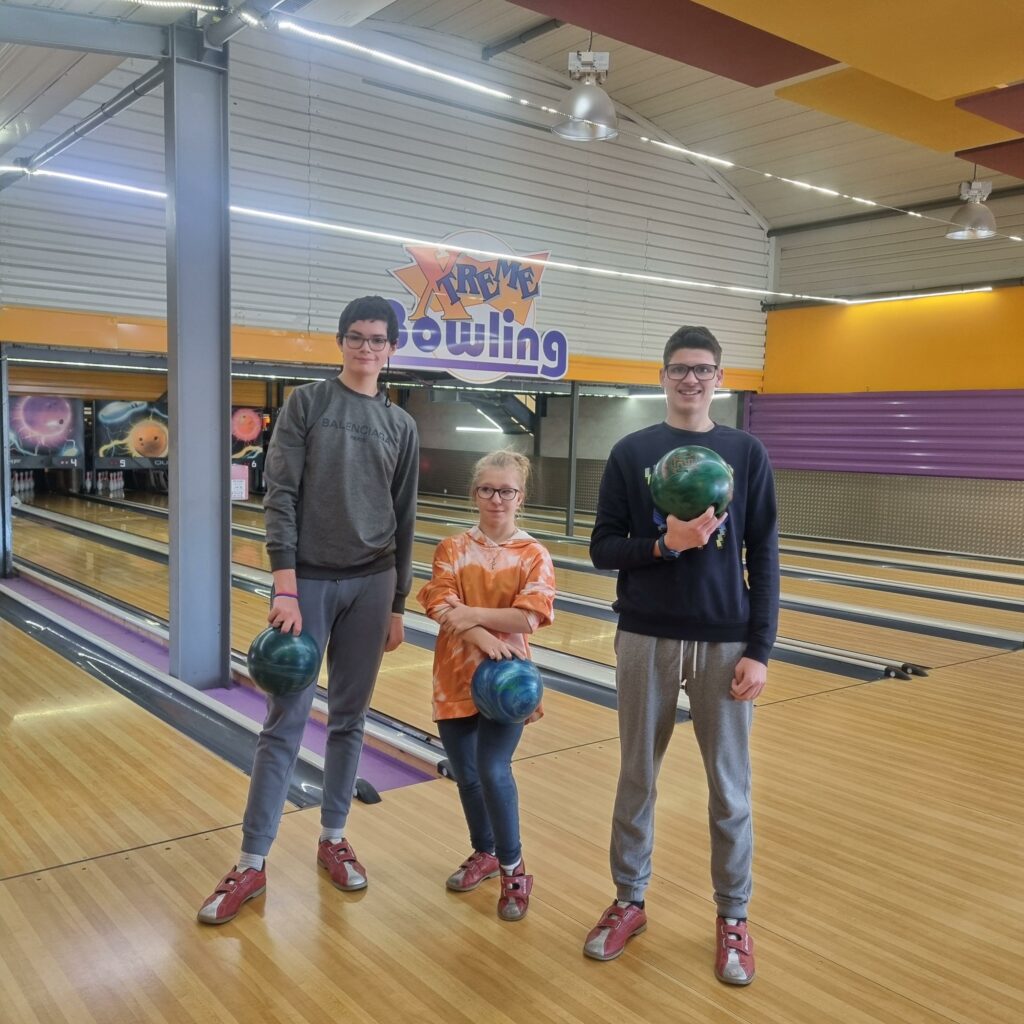 3 jeunes au bowling devant les pistes