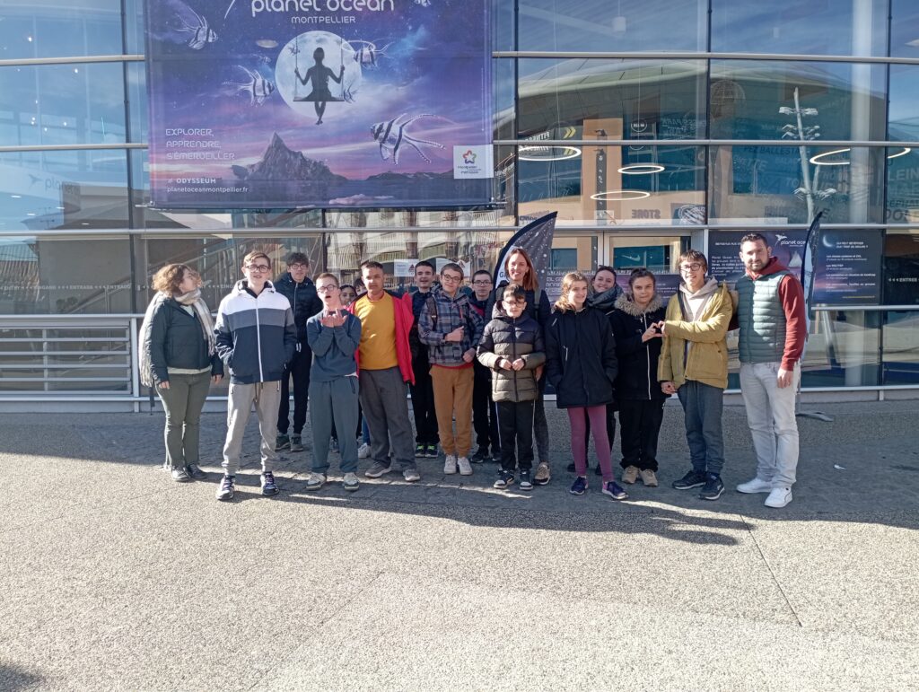 Le groupe devant l'aquarium Planet Ocean