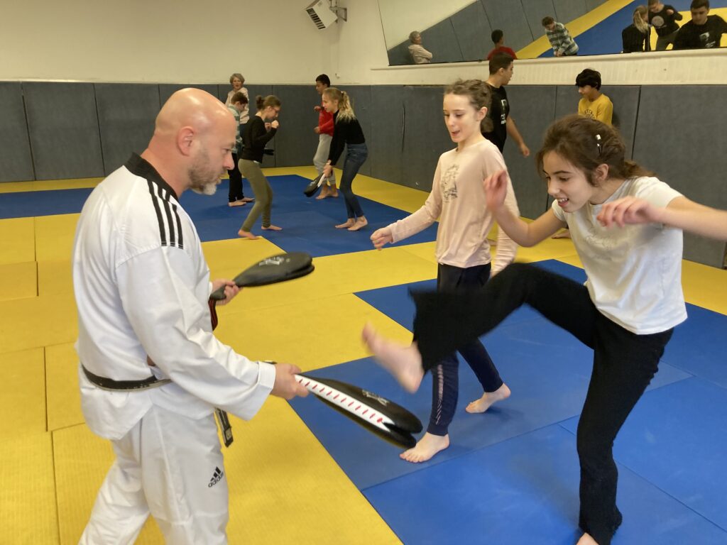 Cours de taekwondo avec un professeur