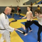 Cours de taekwondo avec un professeur