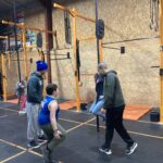 Les jeunes dans la salle de Crossfit