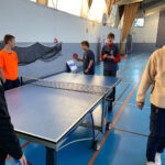 Des jeunes jouent au ping-pong