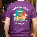 Un jeune de dos avec le tee-shirt Magik Tak Doum Konnexion créé pour l'occasion
