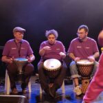 Jean et deux membres du groupe aux percussions