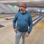 Un résident au bowling devant les pistes