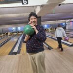 Une résidente prend la pose avec sa boule de bowling