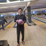 Un résident prend la pose avec sa boule de bowling