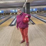 Une résidente prend la pose avec sa boule de bowling