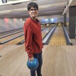 Un résident prend la pose avec sa boule de bowling