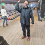 Un résident prend la pose avec sa boule de bowling