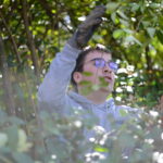 Un jeune entretient les espaces verts