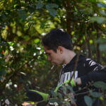 Un jeune entretient les espaces verts