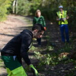 Un jeune entretient les espaces verts